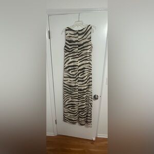 Ralph Lauren gown in beautiful flowy fabric. Size 14. worn once.